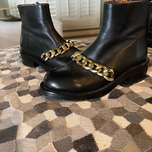 Givenchy low ankle bootie with gold chain detail. Size 37 - Picture 3 of 9
